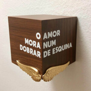 “o amor mora num dobrar de esquina”